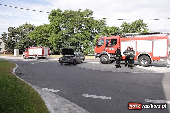 Zdjęcie w galerii na portalu naszraciborz.pl: Cinquecento uderzyło w passata na rondzie przy Mariańskiej wiadomości z regionu