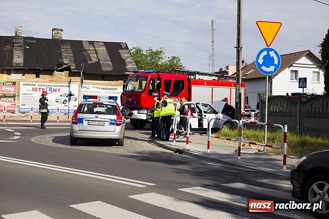 Zdjęcie w galerii na portalu naszraciborz.pl: Cinquecento uderzyło w passata na rondzie przy Mariańskiej wiadomości z regionu