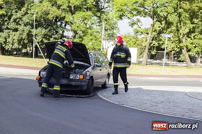 Zdjęcie w galerii na portalu naszraciborz.pl: Cinquecento uderzyło w passata na rondzie przy Mariańskiej wiadomości z regionu