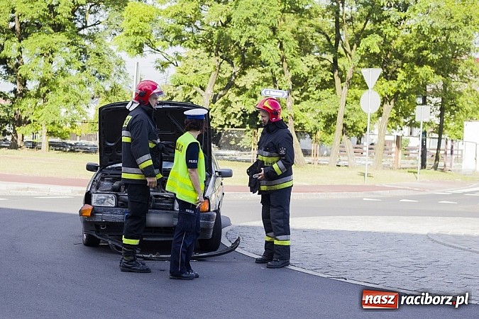 Zdjęcie w galerii na portalu naszraciborz.pl: Cinquecento uderzyło w passata na rondzie przy Mariańskiej wiadomości z regionu