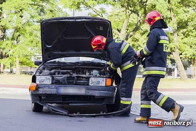 Zdjęcie w galerii na portalu naszraciborz.pl: Cinquecento uderzyło w passata na rondzie przy Mariańskiej wiadomości z regionu