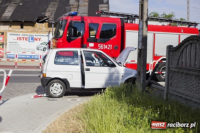 Zdjęcie w galerii na portalu naszraciborz.pl: Cinquecento uderzyło w passata na rondzie przy Mariańskiej wiadomości z regionu