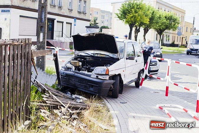 Zdjęcie w galerii na portalu naszraciborz.pl: Cinquecento uderzyło w passata na rondzie przy Mariańskiej wiadomości z regionu