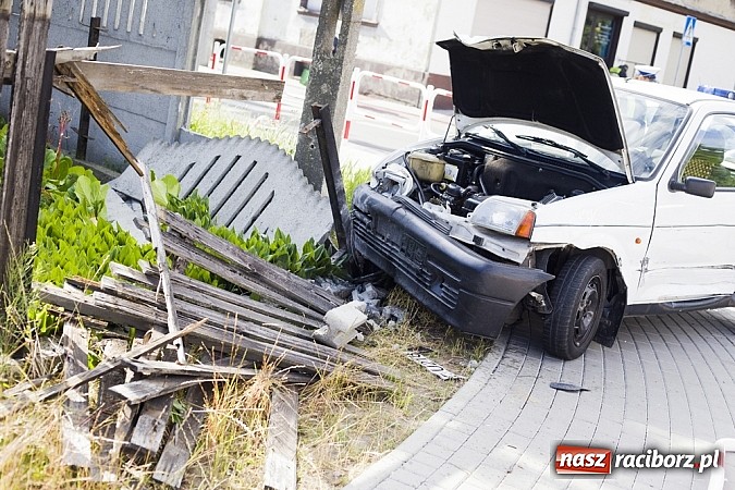 Zdjęcie w galerii na portalu naszraciborz.pl: Cinquecento uderzyło w passata na rondzie przy Mariańskiej wiadomości z regionu