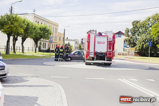 Zdjęcie w galerii na portalu naszraciborz.pl: Cinquecento uderzyło w passata na rondzie przy Mariańskiej wiadomości z regionu