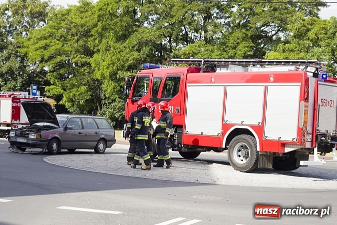 Zdjęcie w galerii na portalu naszraciborz.pl: Cinquecento uderzyło w passata na rondzie przy Mariańskiej wiadomości z regionu