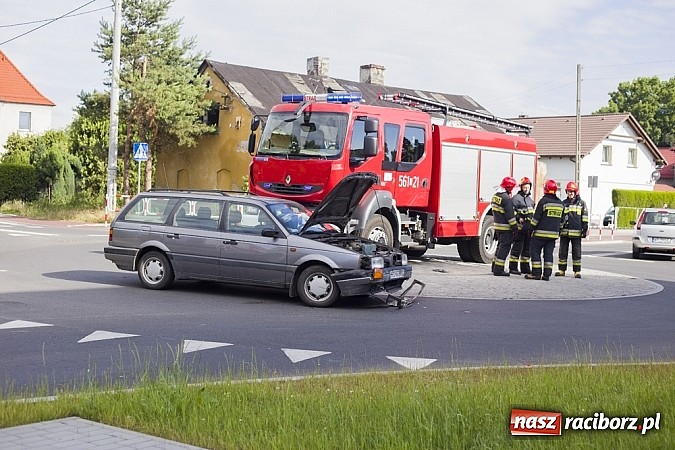 Zdjęcie w galerii na portalu naszraciborz.pl: Cinquecento uderzyło w passata na rondzie przy Mariańskiej wiadomości z regionu