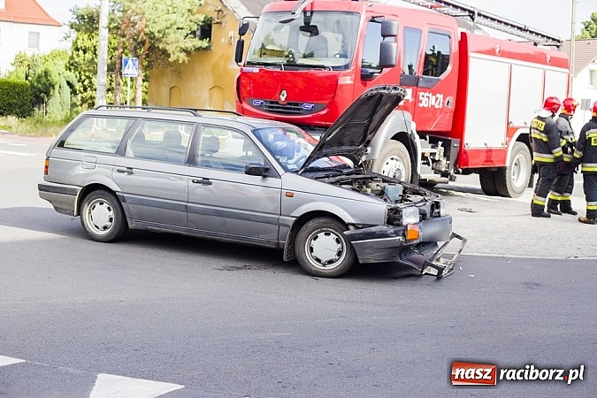 Zdjęcie w galerii na portalu naszraciborz.pl: Cinquecento uderzyło w passata na rondzie przy Mariańskiej wiadomości z regionu