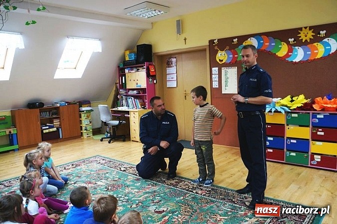 Zdjęcie w galerii na portalu naszraciborz.pl: Policjanci rozmawiali z przedszkolakami o bezpieczeństwie wiadomości z regionu