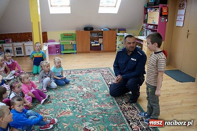 Zdjęcie w galerii na portalu naszraciborz.pl: Policjanci rozmawiali z przedszkolakami o bezpieczeństwie wiadomości z regionu