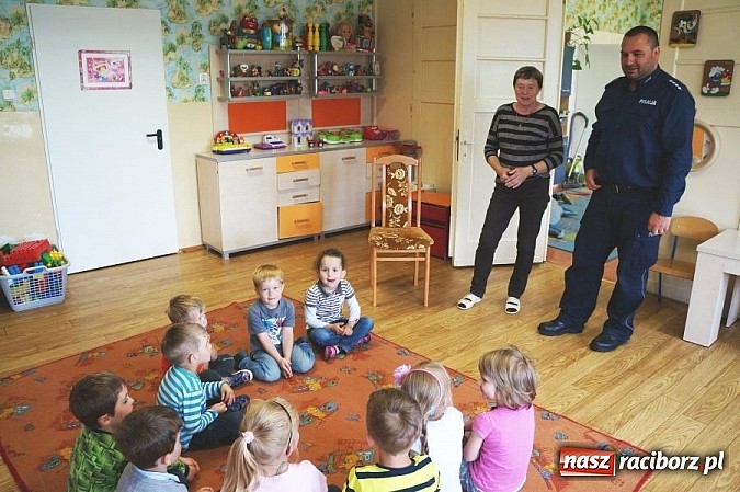 Zdjęcie w galerii na portalu naszraciborz.pl: Policjanci rozmawiali z przedszkolakami o bezpieczeństwie wiadomości z regionu