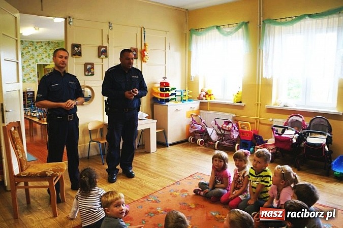 Zdjęcie w galerii na portalu naszraciborz.pl: Policjanci rozmawiali z przedszkolakami o bezpieczeństwie wiadomości z regionu