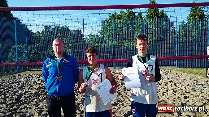 Zdjęcie w galerii na portalu naszraciborz.pl: ﻿Brązowy medal Mistrzostw Śląska Młodzików w Siatkówce Plażowej dla siatkarzy KS AZS Rafako Racibórz  wiadomości z regionu