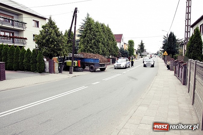 Zdjęcie w galerii na portalu naszraciborz.pl: Racibórz-Sudół. Wjechał traktorem na cudzą posesję wiadomości z regionu