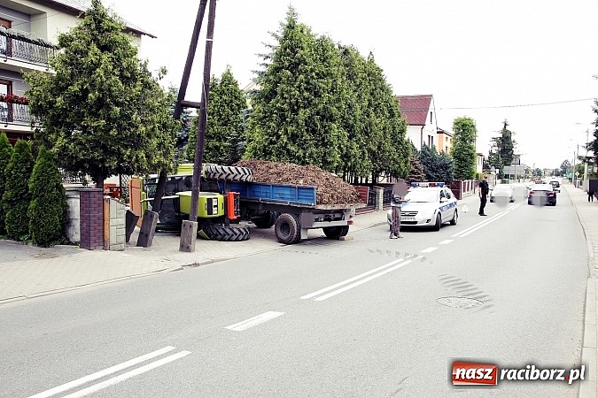 Zdjęcie w galerii na portalu naszraciborz.pl: Racibórz-Sudół. Wjechał traktorem na cudzą posesję wiadomości z regionu