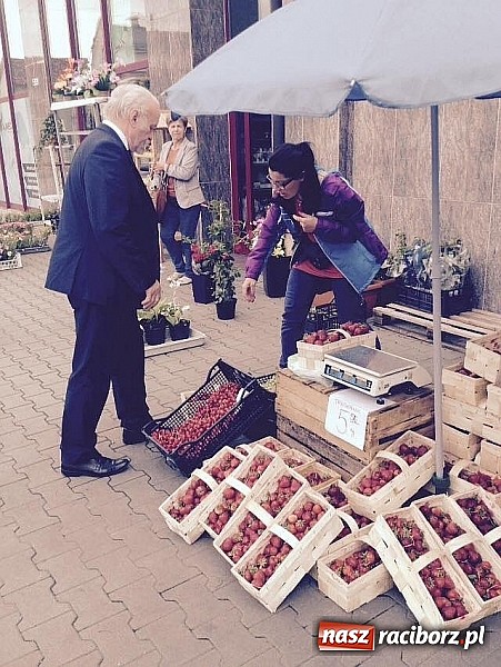 Zdjęcie w galerii na portalu naszraciborz.pl: Poseł Sobierajski z mobilnym biurem na targowisku wiadomości z regionu