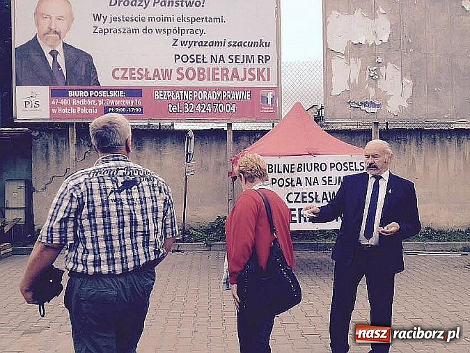 Zdjęcie w galerii na portalu naszraciborz.pl: Poseł Sobierajski z mobilnym biurem na targowisku wiadomości z regionu