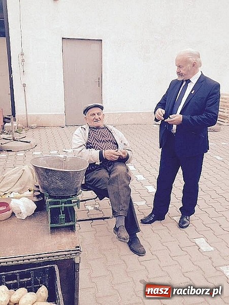 Zdjęcie w galerii na portalu naszraciborz.pl: Poseł Sobierajski z mobilnym biurem na targowisku wiadomości z regionu