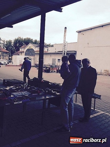 Zdjęcie w galerii na portalu naszraciborz.pl: Poseł Sobierajski z mobilnym biurem na targowisku wiadomości z regionu