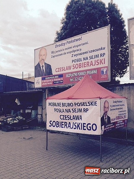 Zdjęcie w galerii na portalu naszraciborz.pl: Poseł Sobierajski z mobilnym biurem na targowisku wiadomości z regionu