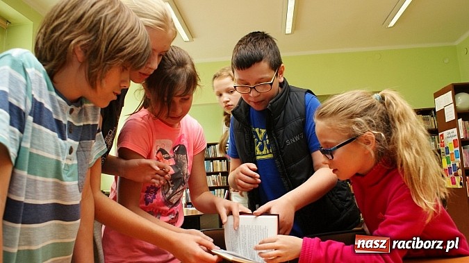 Zdjęcie w galerii na portalu naszraciborz.pl: Uczniowie ZSP 3 zagrali w grę biblioteczną Bractwo PAX  wiadomości z regionu