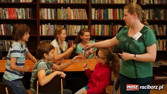 Zdjęcie w galerii na portalu naszraciborz.pl: Uczniowie ZSP 3 zagrali w grę biblioteczną Bractwo PAX  wiadomości z regionu