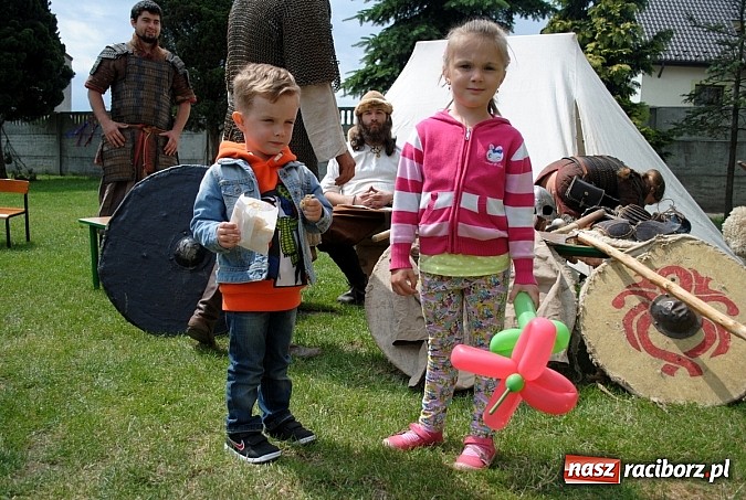 Zdjęcie w galerii na portalu naszraciborz.pl: Wojowie z IX wieku i współczesny strongman na Pikniku Rodzinnym w Kietrzu wiadomości z regionu