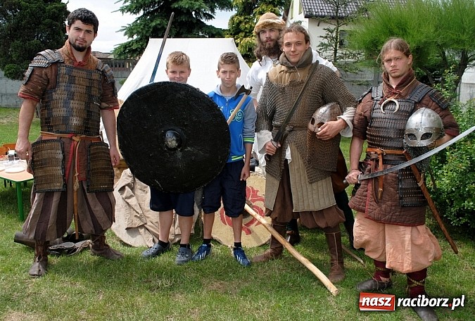 Zdjęcie w galerii na portalu naszraciborz.pl: Wojowie z IX wieku i współczesny strongman na Pikniku Rodzinnym w Kietrzu wiadomości z regionu