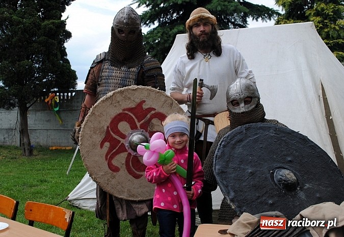 Zdjęcie w galerii na portalu naszraciborz.pl: Wojowie z IX wieku i współczesny strongman na Pikniku Rodzinnym w Kietrzu wiadomości z regionu