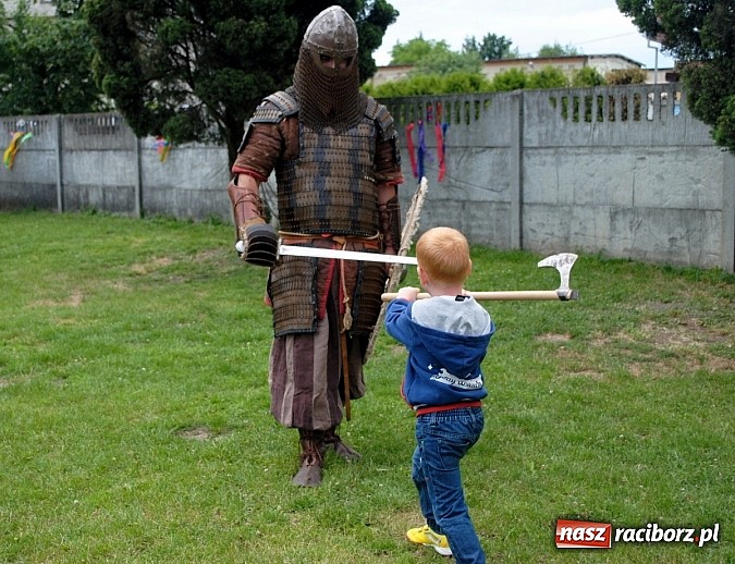 Zdjęcie w galerii na portalu naszraciborz.pl: Wojowie z IX wieku i współczesny strongman na Pikniku Rodzinnym w Kietrzu wiadomości z regionu