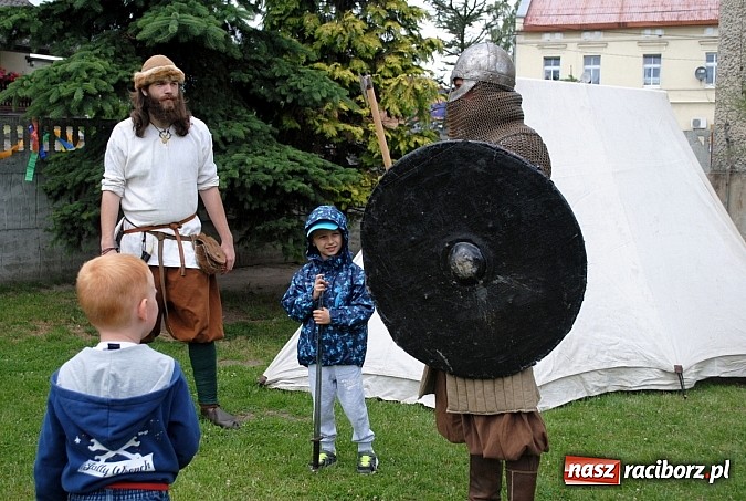 Zdjęcie w galerii na portalu naszraciborz.pl: Wojowie z IX wieku i współczesny strongman na Pikniku Rodzinnym w Kietrzu wiadomości z regionu