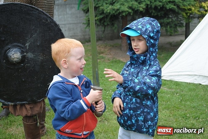 Zdjęcie w galerii na portalu naszraciborz.pl: Wojowie z IX wieku i współczesny strongman na Pikniku Rodzinnym w Kietrzu wiadomości z regionu