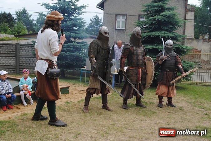 Zdjęcie w galerii na portalu naszraciborz.pl: Wojowie z IX wieku i współczesny strongman na Pikniku Rodzinnym w Kietrzu wiadomości z regionu