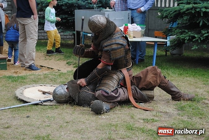 Zdjęcie w galerii na portalu naszraciborz.pl: Wojowie z IX wieku i współczesny strongman na Pikniku Rodzinnym w Kietrzu wiadomości z regionu