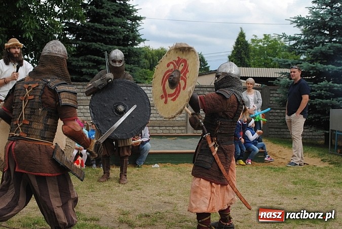 Zdjęcie w galerii na portalu naszraciborz.pl: Wojowie z IX wieku i współczesny strongman na Pikniku Rodzinnym w Kietrzu wiadomości z regionu