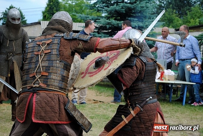 Zdjęcie w galerii na portalu naszraciborz.pl: Wojowie z IX wieku i współczesny strongman na Pikniku Rodzinnym w Kietrzu wiadomości z regionu