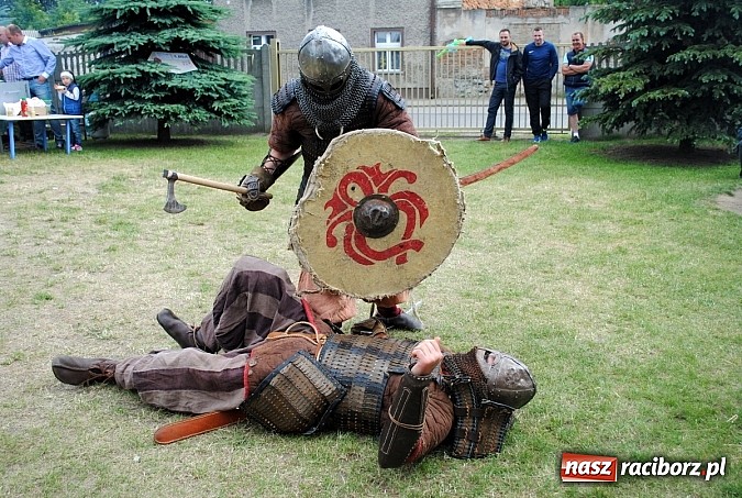 Zdjęcie w galerii na portalu naszraciborz.pl: Wojowie z IX wieku i współczesny strongman na Pikniku Rodzinnym w Kietrzu wiadomości z regionu