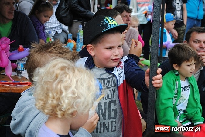 Zdjęcie w galerii na portalu naszraciborz.pl: Wojowie z IX wieku i współczesny strongman na Pikniku Rodzinnym w Kietrzu wiadomości z regionu