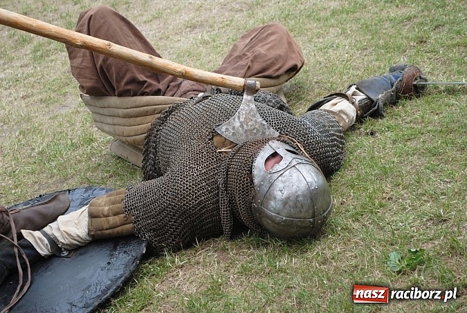 Zdjęcie w galerii na portalu naszraciborz.pl: Wojowie z IX wieku i współczesny strongman na Pikniku Rodzinnym w Kietrzu wiadomości z regionu