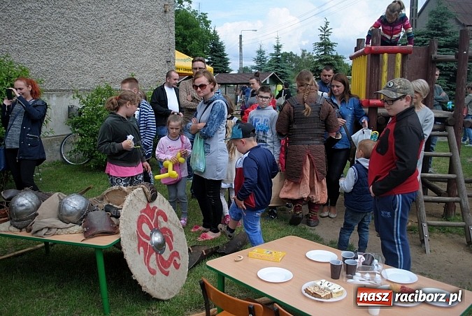 Zdjęcie w galerii na portalu naszraciborz.pl: Wojowie z IX wieku i współczesny strongman na Pikniku Rodzinnym w Kietrzu wiadomości z regionu