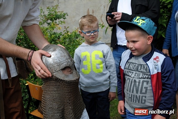 Zdjęcie w galerii na portalu naszraciborz.pl: Wojowie z IX wieku i współczesny strongman na Pikniku Rodzinnym w Kietrzu wiadomości z regionu