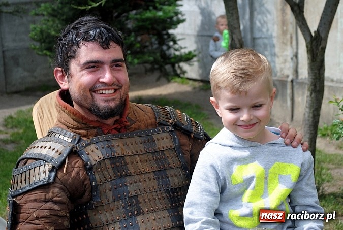 Zdjęcie w galerii na portalu naszraciborz.pl: Wojowie z IX wieku i współczesny strongman na Pikniku Rodzinnym w Kietrzu wiadomości z regionu