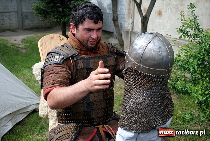 Zdjęcie w galerii na portalu naszraciborz.pl: Wojowie z IX wieku i współczesny strongman na Pikniku Rodzinnym w Kietrzu wiadomości z regionu