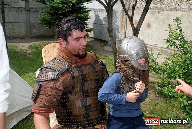 Zdjęcie w galerii na portalu naszraciborz.pl: Wojowie z IX wieku i współczesny strongman na Pikniku Rodzinnym w Kietrzu wiadomości z regionu