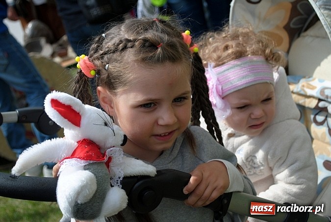 Zdjęcie w galerii na portalu naszraciborz.pl: Wojowie z IX wieku i współczesny strongman na Pikniku Rodzinnym w Kietrzu wiadomości z regionu