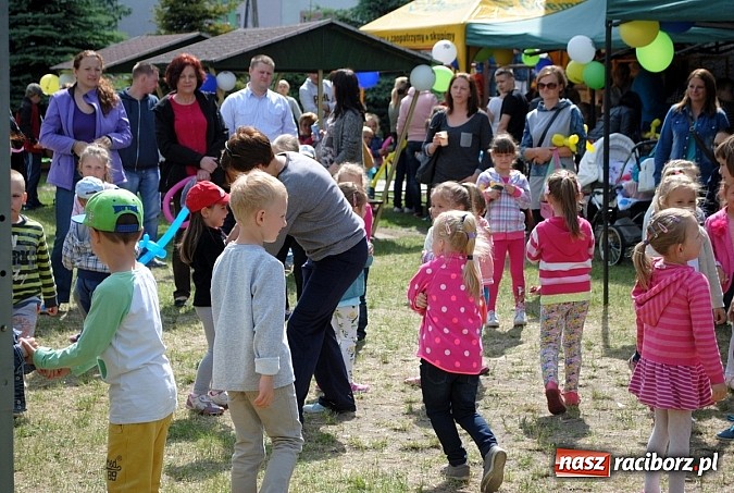Zdjęcie w galerii na portalu naszraciborz.pl: Wojowie z IX wieku i współczesny strongman na Pikniku Rodzinnym w Kietrzu wiadomości z regionu