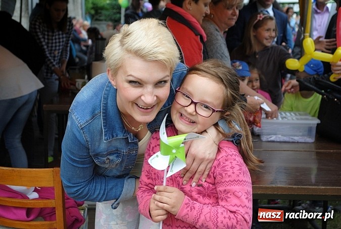 Zdjęcie w galerii na portalu naszraciborz.pl: Wojowie z IX wieku i współczesny strongman na Pikniku Rodzinnym w Kietrzu wiadomości z regionu