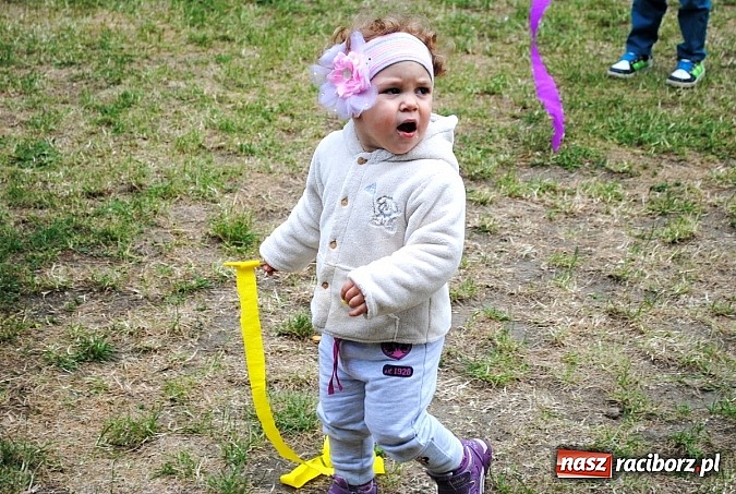 Zdjęcie w galerii na portalu naszraciborz.pl: Wojowie z IX wieku i współczesny strongman na Pikniku Rodzinnym w Kietrzu wiadomości z regionu