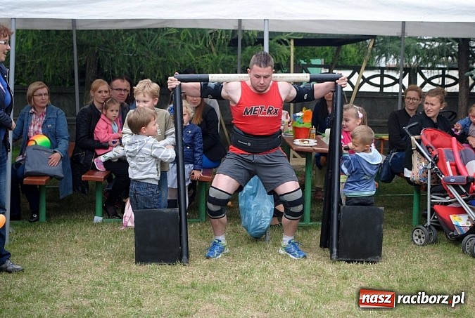 Zdjęcie w galerii na portalu naszraciborz.pl: Wojowie z IX wieku i współczesny strongman na Pikniku Rodzinnym w Kietrzu wiadomości z regionu