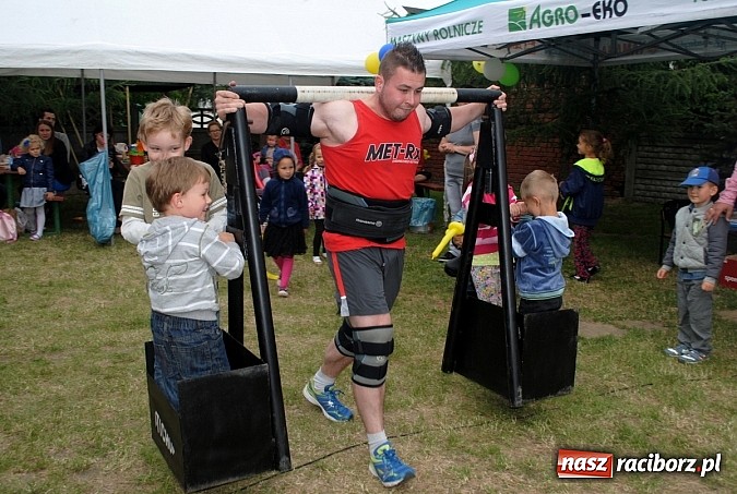 Zdjęcie w galerii na portalu naszraciborz.pl: Wojowie z IX wieku i współczesny strongman na Pikniku Rodzinnym w Kietrzu wiadomości z regionu